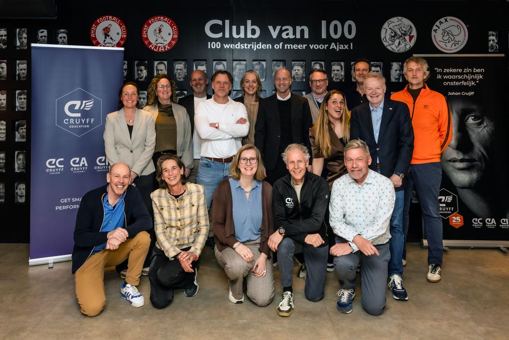 Cruyff Education bij de premiere van de docuserie Cruijff in een volle Johan Cruijff Arena.