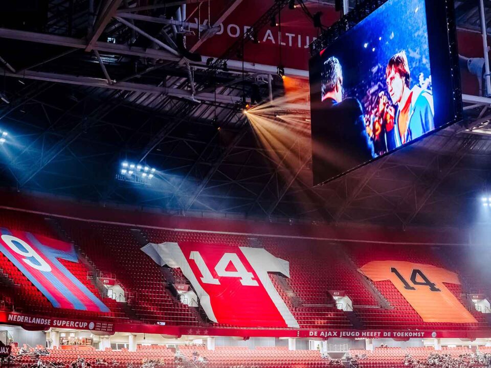 Cruyff Education bij de premiere van de docuserie Cruijff in een volle Johan Cruijff Arena.