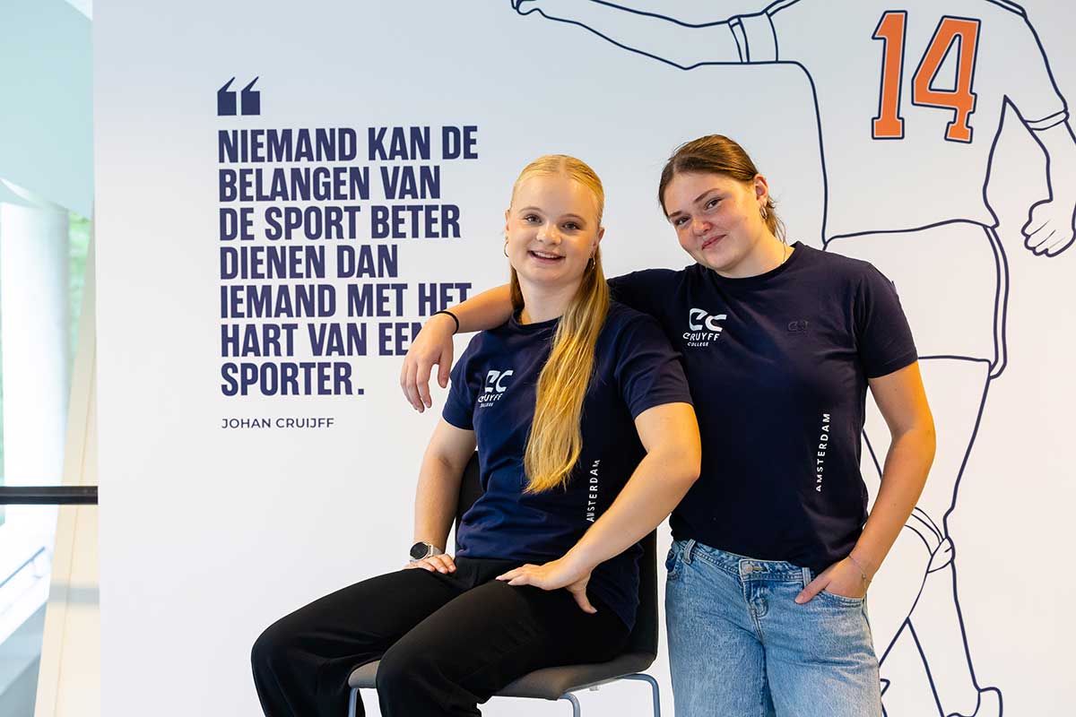 Lara Mijzen en Emma Le Blansch -topsporters die op Paendal studeren en studeren aan Johan Cruyff College Amsterdam.